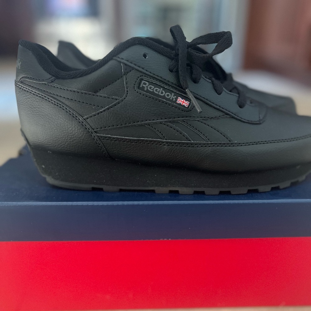 Brand new mens Reebok sneakers!